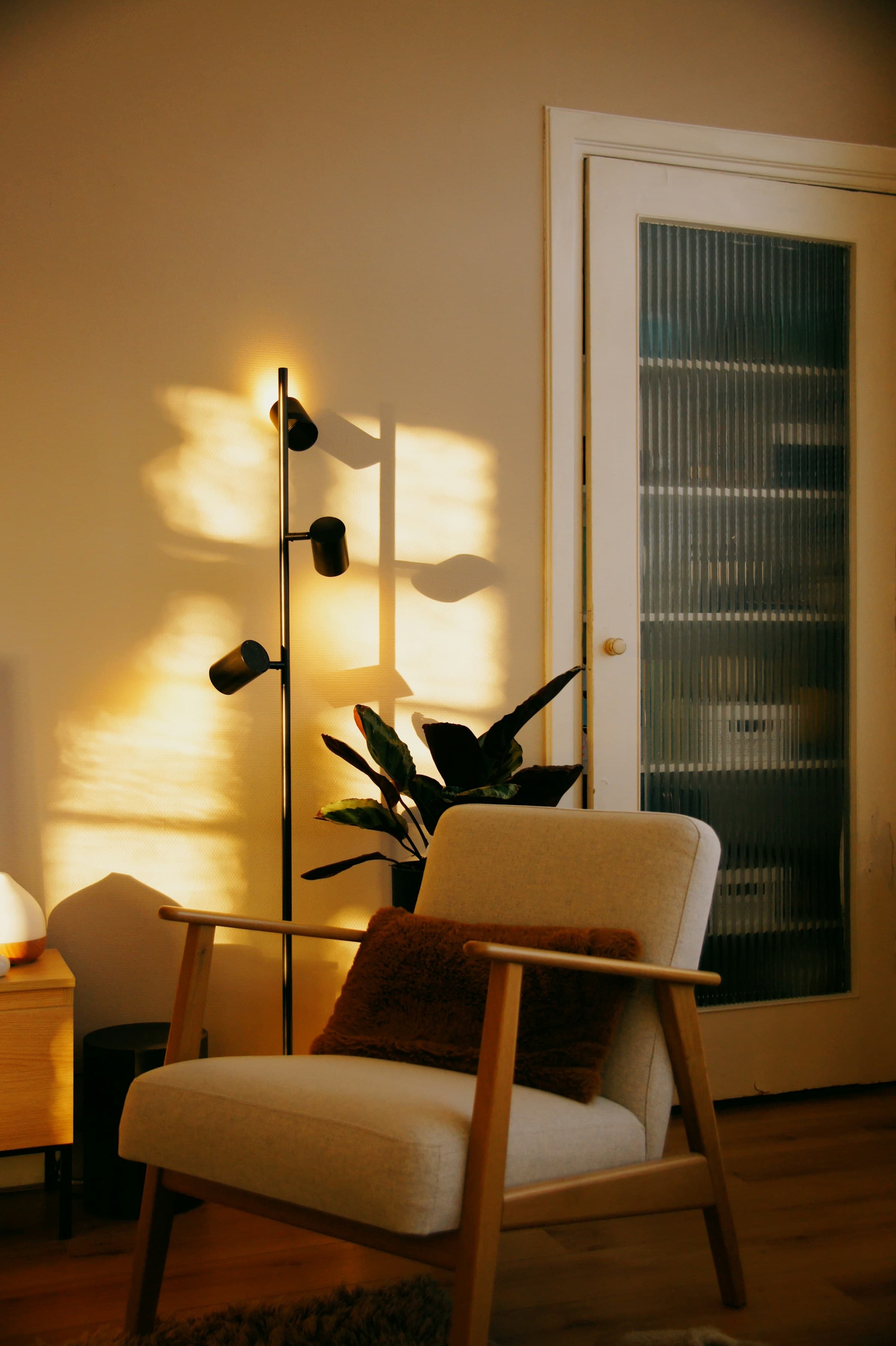 Interior premium, fotoliu si lumina calda