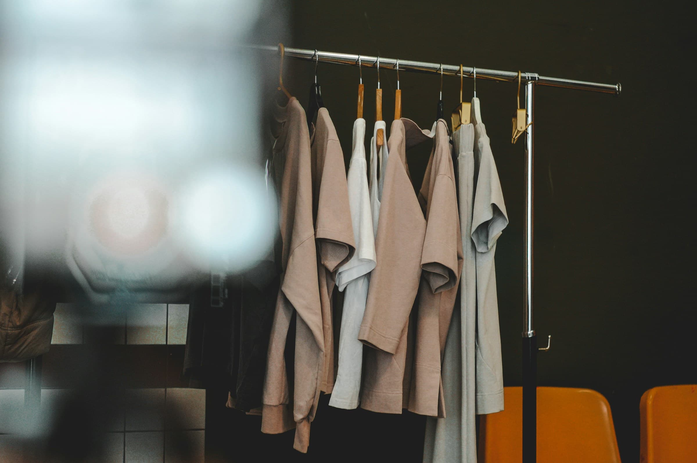Rack minimalist cu haine neutre